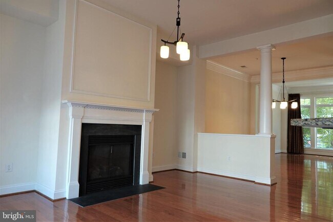 Building Photo - 1115 Crestfield Dr