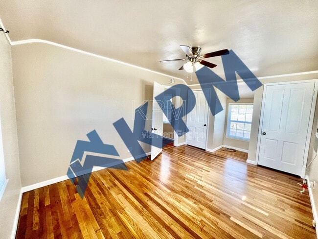 Building Photo - 401 W Mariposa Ave