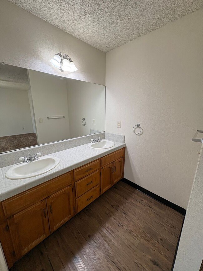 Building Photo - 636 Ramblewood Ct