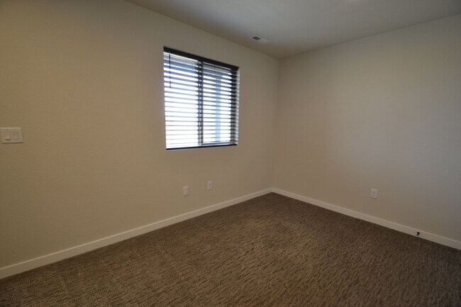 Building Photo - 2 Bedroom Home with VIEWS of the Mountains