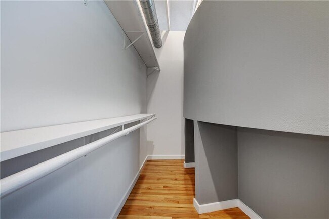 Building Photo - 1308 W N Loop Blvd