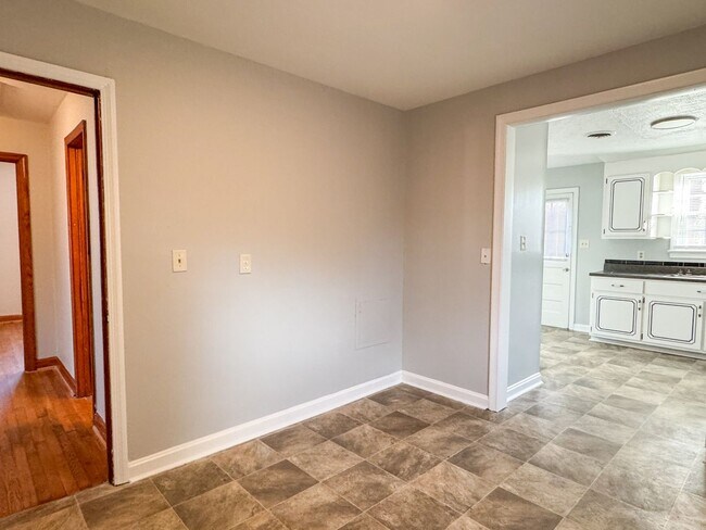 Building Photo - 305 Stonewall Ave