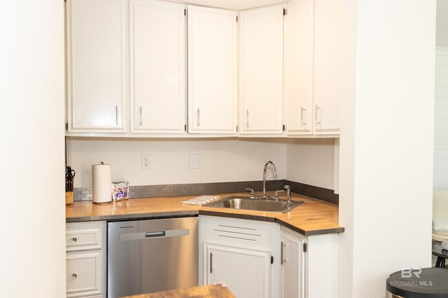 Building Photo - 1046 Sea Cliff Dr N