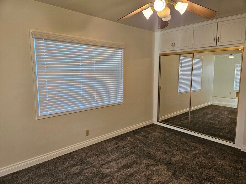 Building Photo - 9966 Glencrest Cir