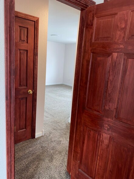 Building Photo - 404 W 5th Ave