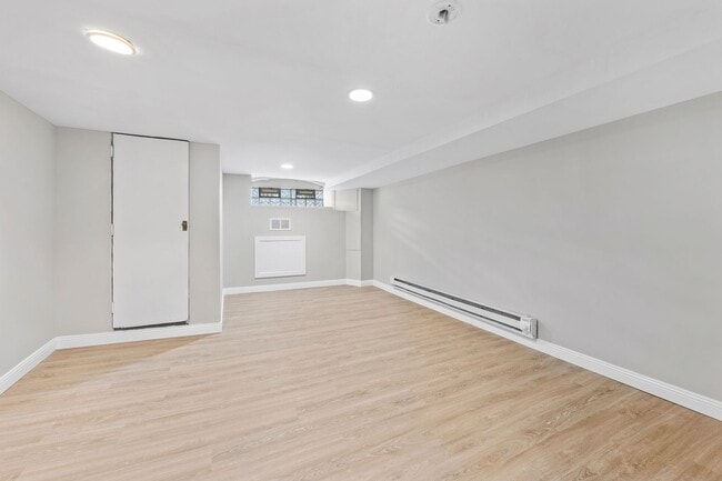 Building Photo - ???UPDATED 3 BEDROOMS AND 1BATH HOME WITH ...