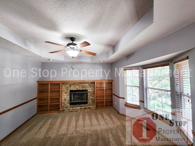 Building Photo - 4 bedroom, 2.5 bathroom, 2 car garage home...