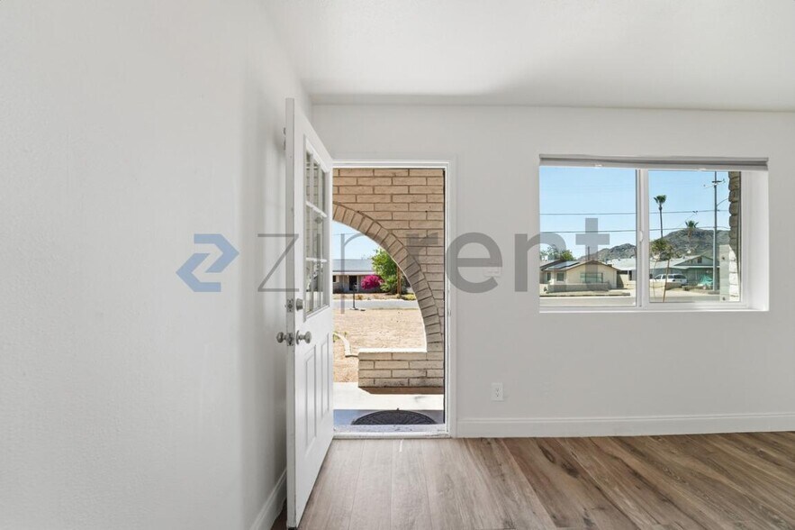 Building Photo - Unit