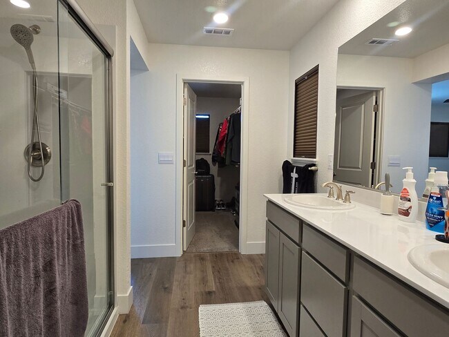 Building Photo - Newer 2 story home in Stonebrook Village- ...
