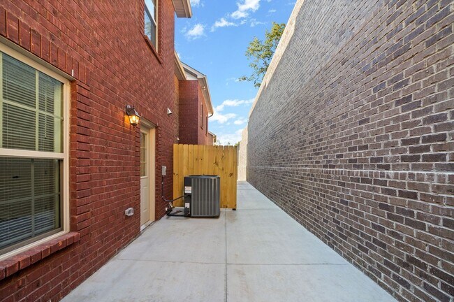 Building Photo - Oak St - 445