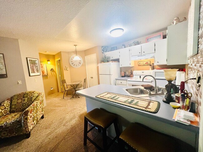 Building Photo - 2600 S White Mountain Rd