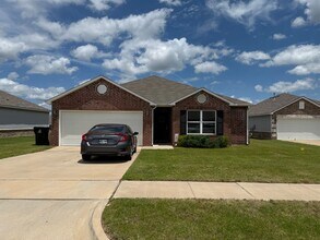 Building Photo - Charming 4 bedroom, 2 bath house located B...