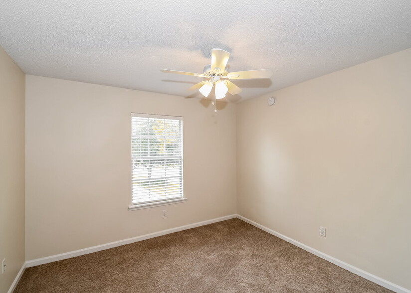 Building Photo - 9591 Sugar Hollow Ln