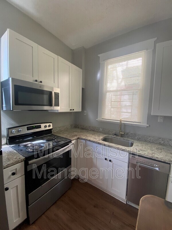 Building Photo - 1203 E Henry St