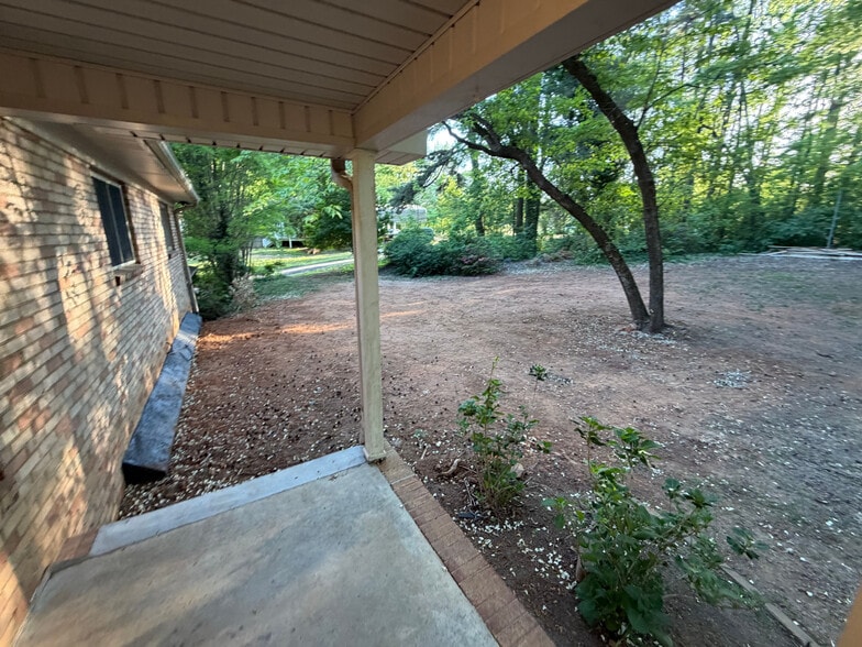 Building Photo - Room in House on Cox Mill Rd