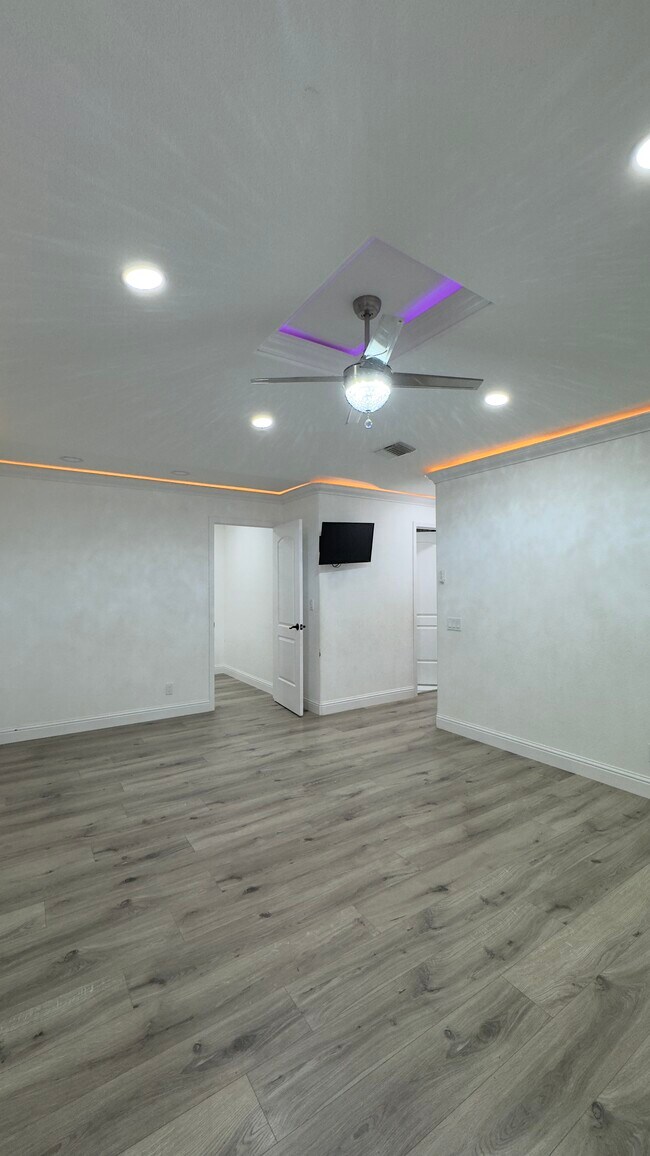 Building Photo - 6552 N Augusta St