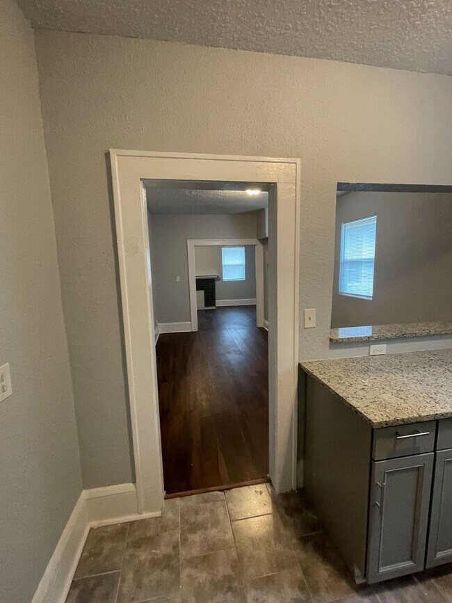 Building Photo - Duplex with Garage Apartment