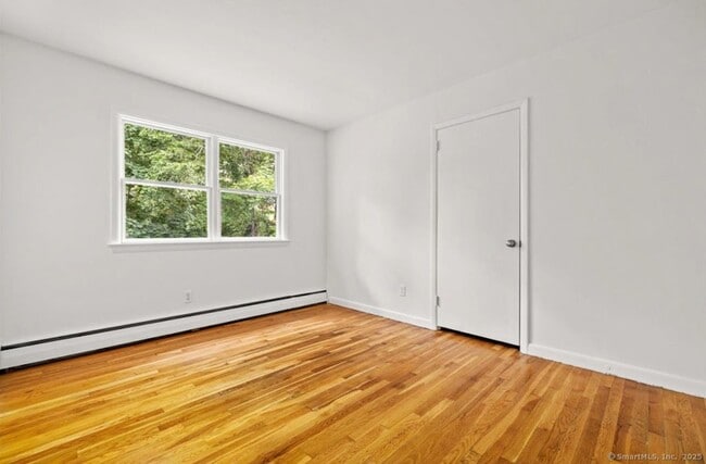 Building Photo - 412 Main St