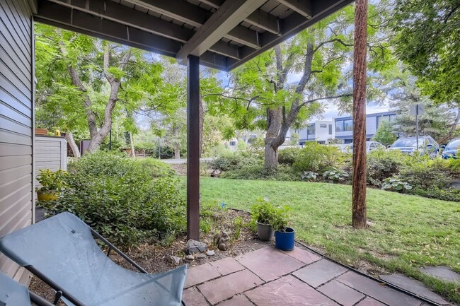 Building Photo - Ideal Downtown 1 BDR Close to Shops & Trails