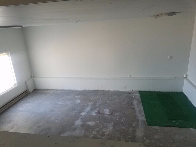 Building Photo - Available August 1st! 3 bed 1 bath, fully ...