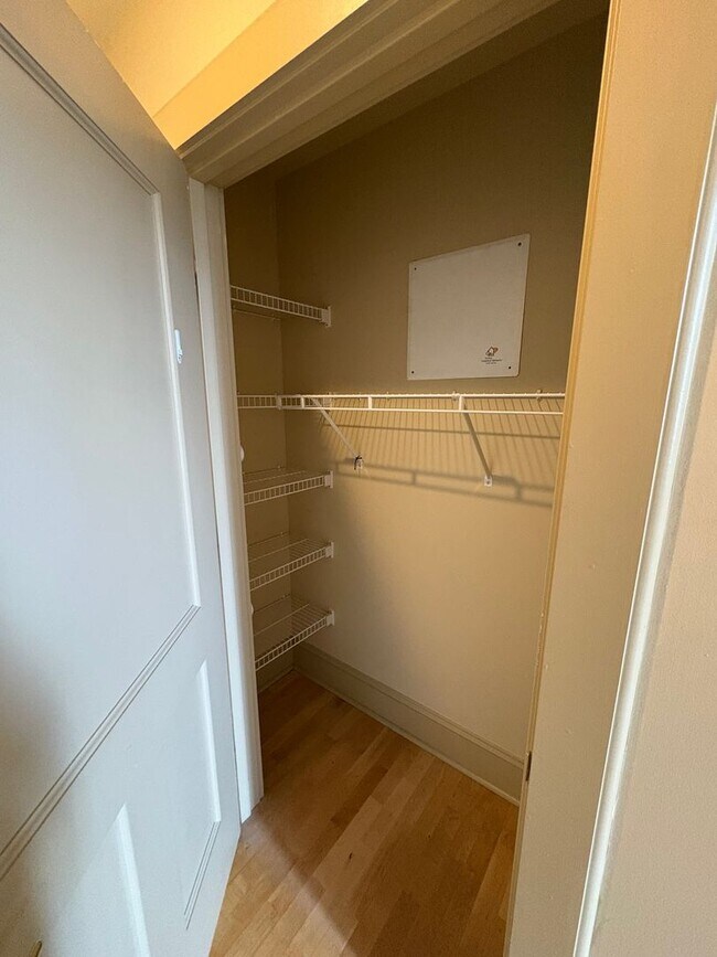 Building Photo - Updated Two Bed Two Bath Apt in Dogtown!