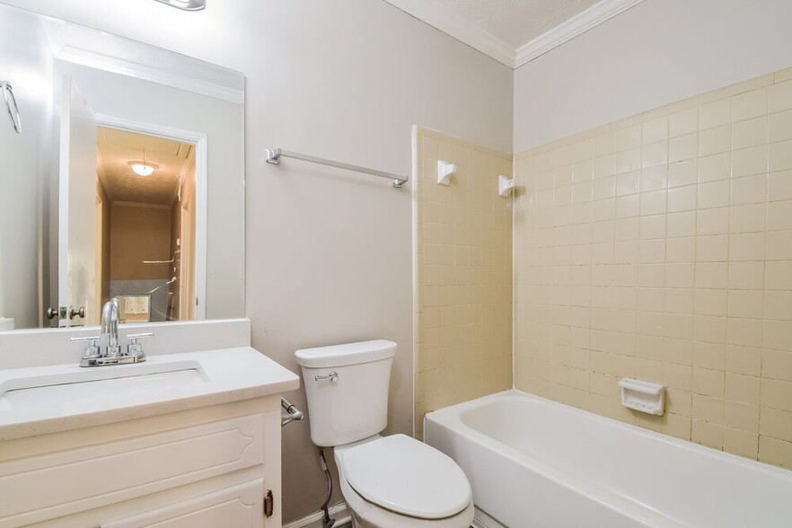 Building Photo - 1111 Realm Ln