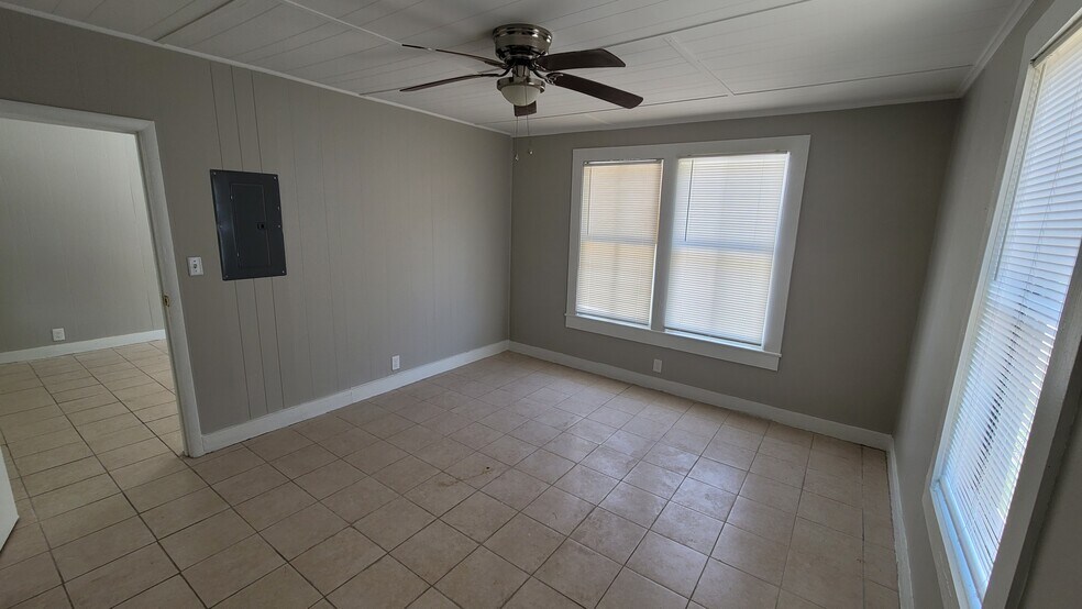 Building Photo - 1511 N Davis Hwy