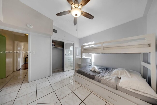 Building Photo - 526 S 28th Ave