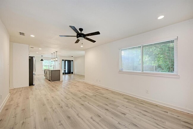 Building Photo - 6700 Kings Point
