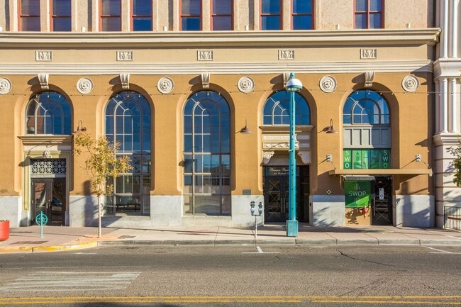 Building Photo - Eccentric 2 Bedroom 2.5 Bathroom Condo In ...