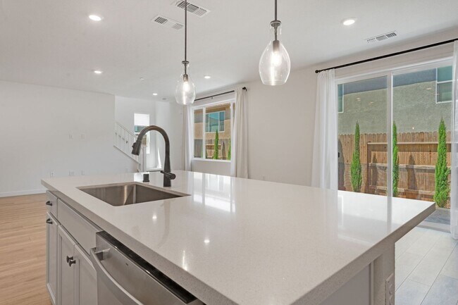 Building Photo - Never Lived In 4 Bedroom Home for Rent in Folsom Ranch!