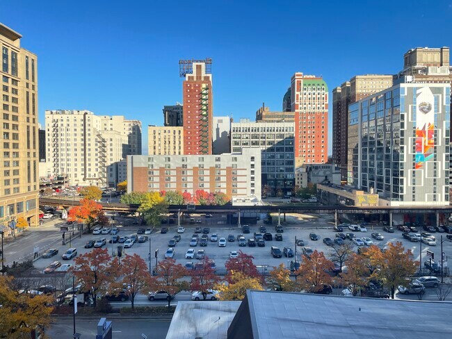 Building Photo - 621 S Plymouth Ct