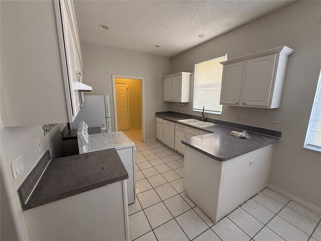 Building Photo - 1976 Willow Wood Dr