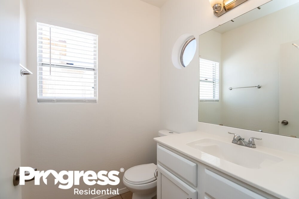 Building Photo - 1130 N Leoma Ln