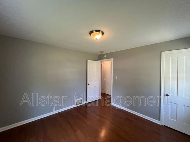 Building Photo - 1480 E 196th St