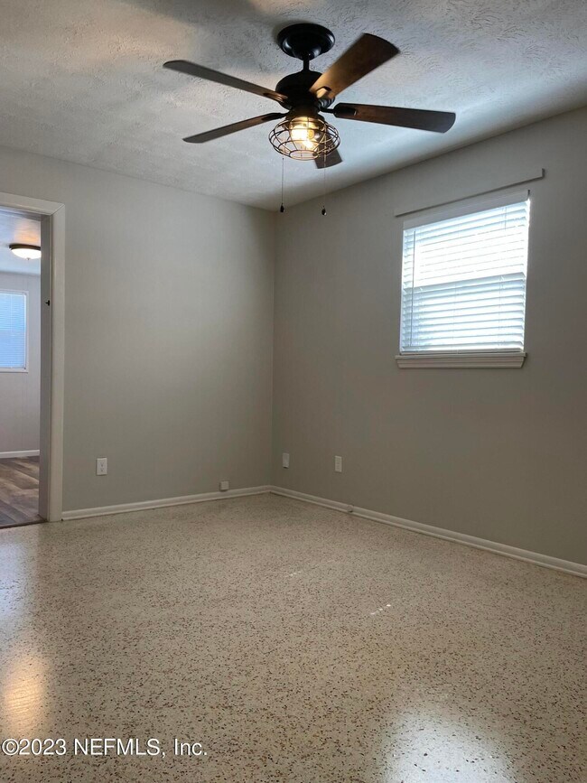 Building Photo - 780 Redfin Dr