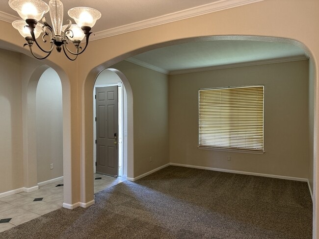 Building Photo - Weston Ranch 4 Bedroom 2.5 Bathroom Home