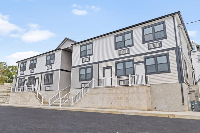 Building Photo - Luxury 1 and 2 bedrooms