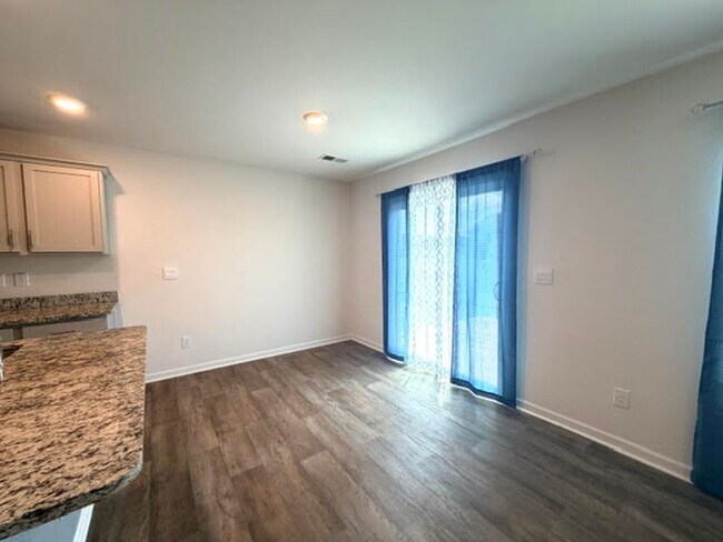 Building Photo - 526 Leven Dr