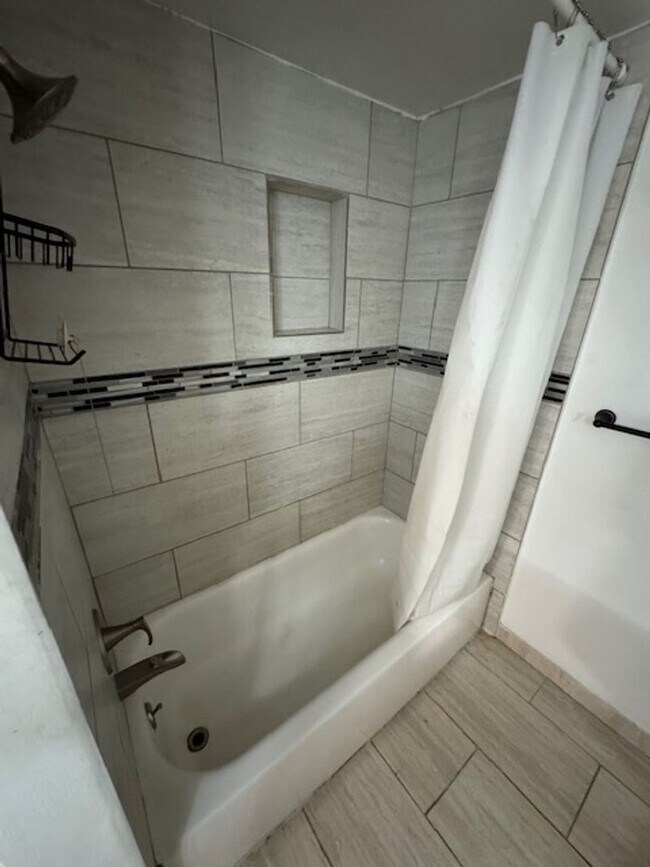 Building Photo - Well maintained  2 Bedroom Condo Great Amenities and Beautiful Surroundings