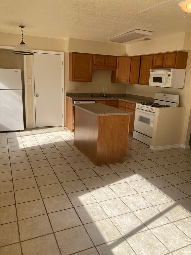 Building Photo - Spacious Home with Great Potential in Southwest Albuquerque