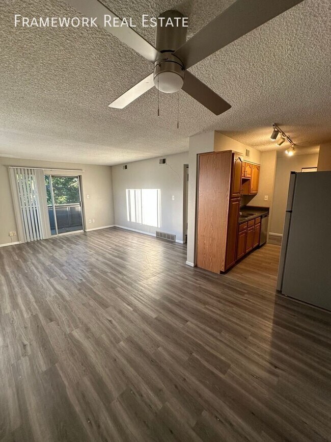 Building Photo - 280 E Highline Cir