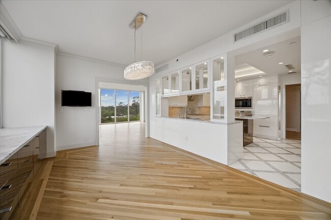 Building Photo - 121 N Post Oak Ln