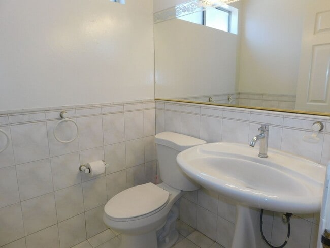 Building Photo - Spacious 4 bedroom 2.5 bath two soty house...