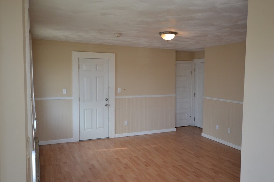 Building Photo - 19 Spruce St