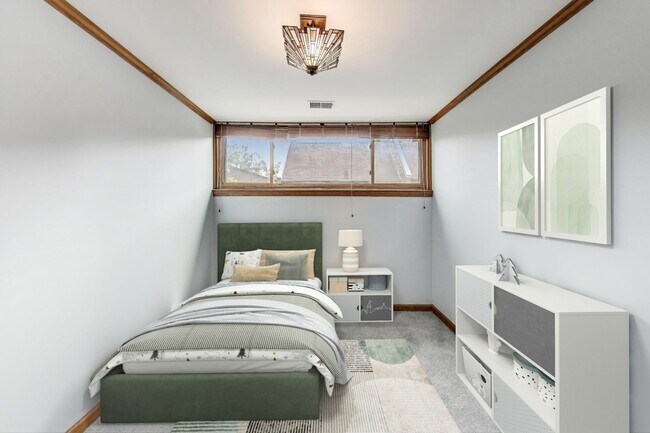 Building Photo - UIC Area 3-Bedroom Checks All the Boxes