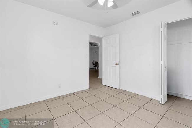 Building Photo - 4932 SW 12th St