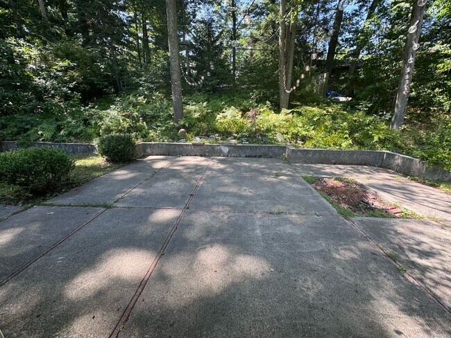 Building Photo - SPACIOUS HOME IN TRAVERSE CITY LOCATED NEAR NMC & EAST BAY