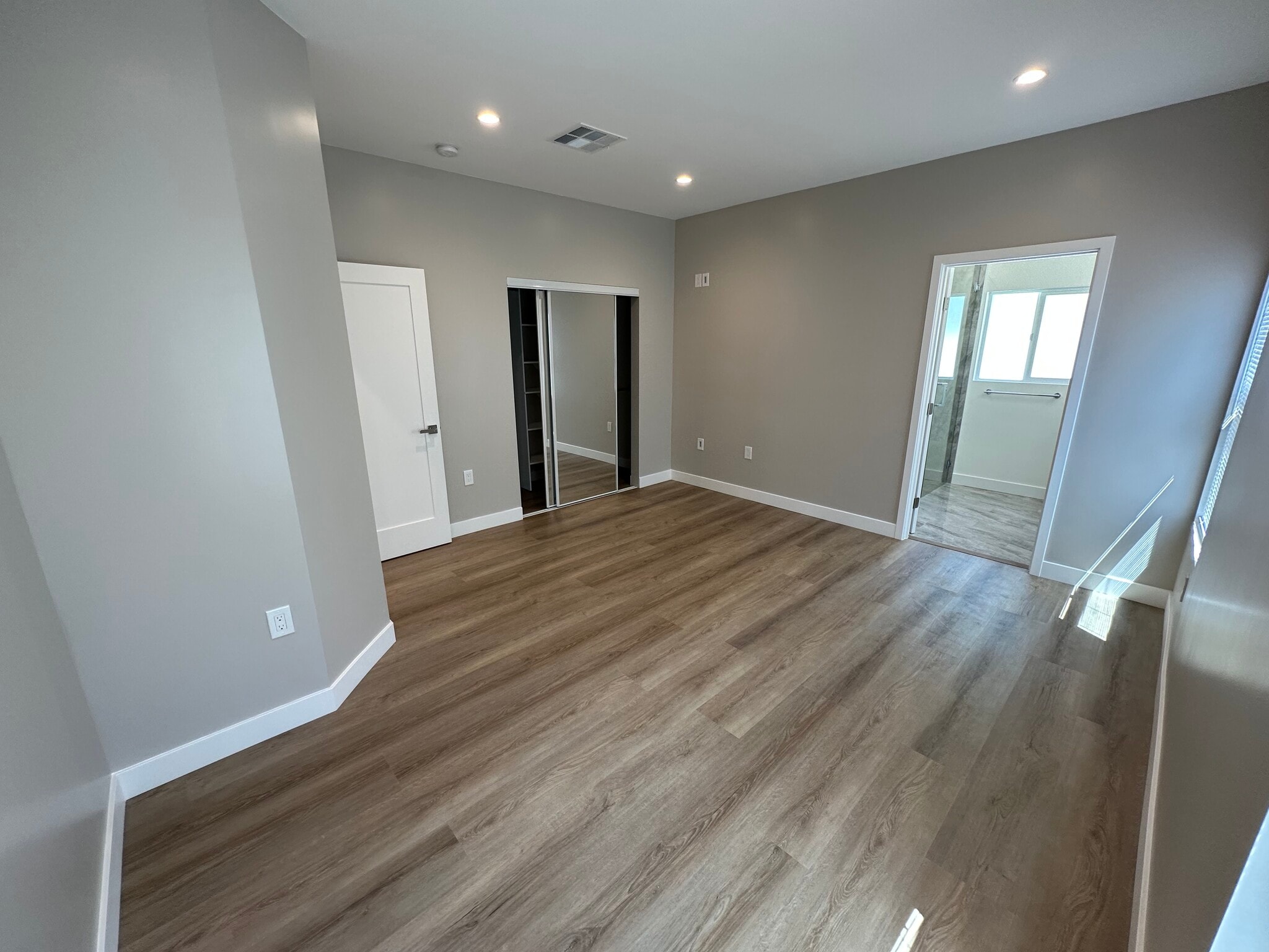 Building Photo - 8436 Oakdale Ave