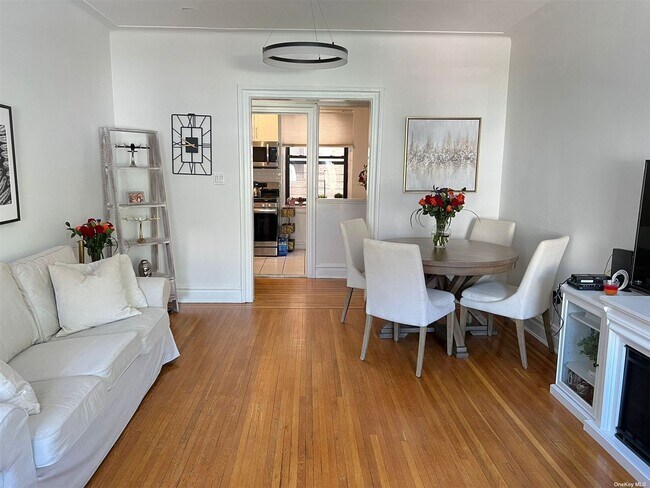 Building Photo - 77-16 Austin St